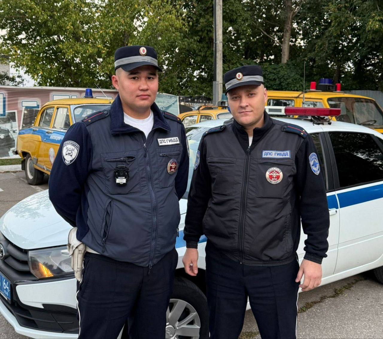 На саратовской трассе загорелся фургон, на помощь пришли автоинспекторы На саратовской трассе загорелся фургон, на помощь пришли автоинспекторы